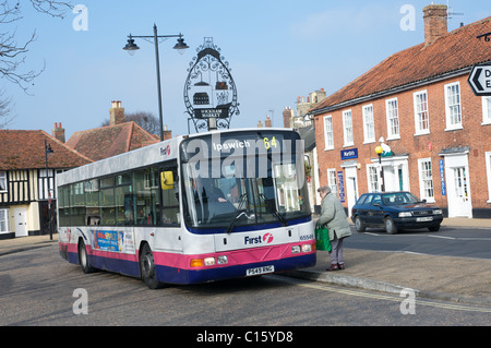 Erster Bus auf dem Weg zum Markt Wickham, Ipswich, Suffolk, UK. Stockfoto