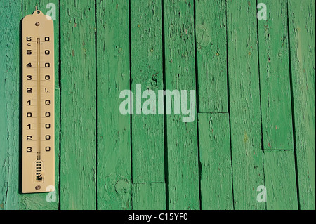 Außen Thermometer an einer Wand Stockfotografie - Alamy