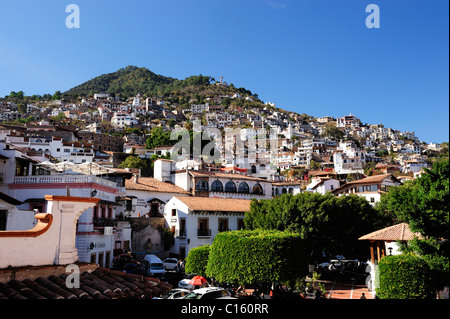 Gesamtansicht der Stadt mit Fernsicht auf der Statue von Jesus, Taxco, Bundesstaat Guerrero, Mexiko Stockfoto