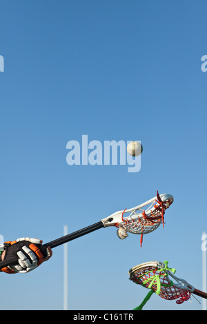 Lacrossespieler im Wettbewerb um den ball Stockfoto