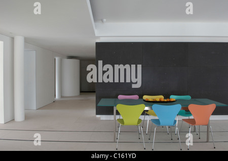 Farbige Schmetterlingsstühle Tisch in minimaler Lagerraum Stockfoto