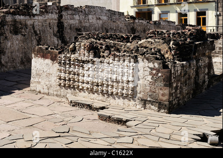 Wand der Schädel in Templo Mayor in Zocalo District, Mexico City, Mexiko Stockfoto