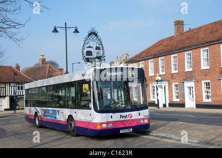 Erster Bus auf dem Weg zum Markt Wickham, Ipswich, Suffolk, UK. Stockfoto