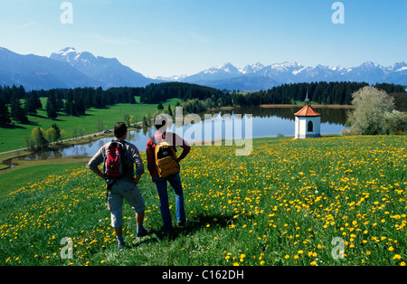 Eine Pause vom Wandern, Hegratsrieder sehen See, Allgäu, Bayern, Deutschland, Europa Stockfoto