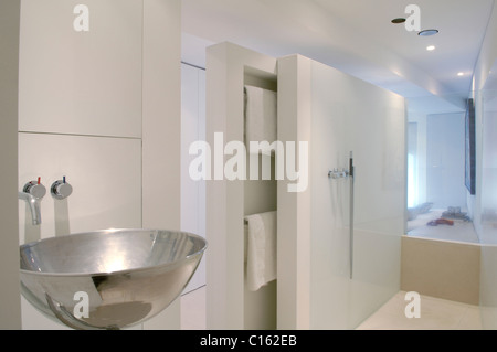Metall Waschbecken in weißen minimal moderne Badezimmer Stockfoto