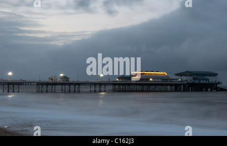 Cromer Pier und Strand Winter Dämmerung Stockfoto