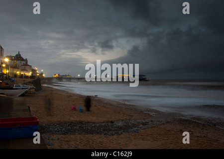 Cromer Pier und Strand Winter Dämmerung Stockfoto