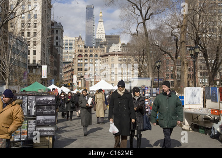 Blick nach Norden auf dem Union Square & Art Outdoor Bauernmarkt in Manhattan. Stockfoto