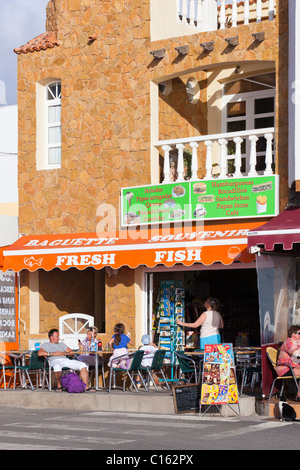 Ein am Strand Café in der Küstenstadt Dorf von Ajuy auf der Kanarischen Insel Fuerteventura Stockfoto