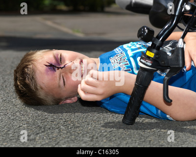 Kleiner Junge Zyklus Unfall Stockfoto