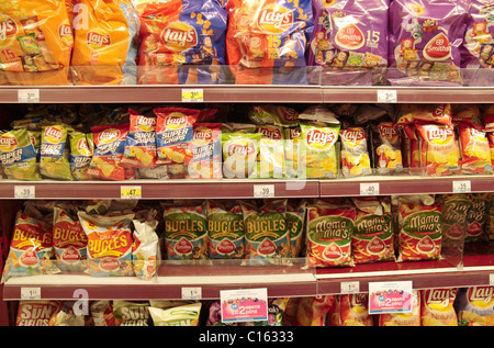 Reihen von Kartoffelchips (Chips) in den Supermarktregalen im Zentrum von Ieper (Ypern), Belgien. Stockfoto