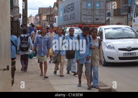 Studenten unterwegs auf Secondary High School. High Street, Fianarantsoa. Madagaskar. Stockfoto