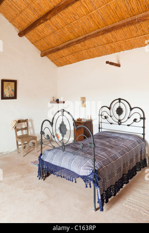 Das Schlafzimmer in einem restaurierten Haus in das Ecomuseo De La Alcogida in Tefia auf der Kanarischen Insel Fuerteventura Stockfoto