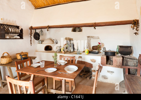 Die Küche in einem restaurierten Haus in das Ecomuseo De La Alcogida in Tefia auf der Kanarischen Insel Fuerteventura Stockfoto