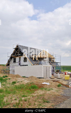 Eingerüstet Rohbau mit Dachstuhl im Gebäude, Eifel-Gebirge, Deutschland, Europa Stockfoto