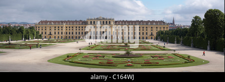 Schloss Schönbrunn im Frühjahr, Bild aus dem Parterre, Panorama Fotografie, Wien, Österreich, Europa Stockfoto