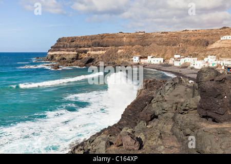 Atlantic Seegang brechen gegen Felsen am Meer Dorf von Los Molinos auf der Kanarischen Insel Fuerteventura Stockfoto