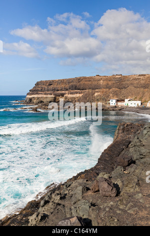 Atlantic Seegang brechen gegen Felsen am Meer Dorf von Los Molinos auf der Kanarischen Insel Fuerteventura Stockfoto