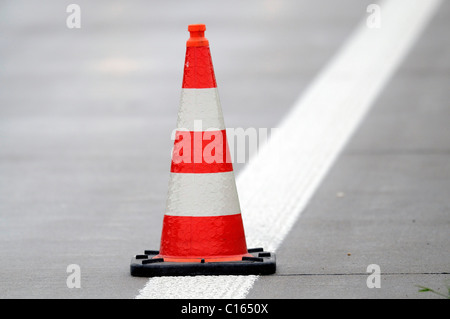 Stau verursacht durch ein LKW-Unfall auf der Autobahn A8 in Richtung Stuttgart, Kirchheim/Teck, Baden-Württemberg Stockfoto