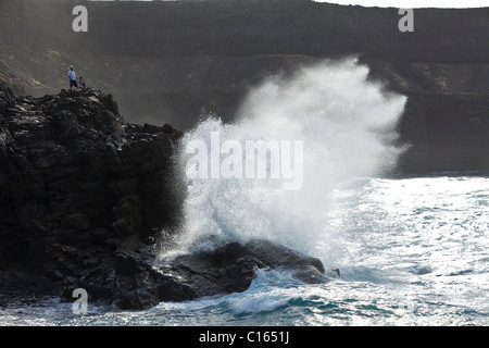 Atlantic Seegang brechen gegen Felsen am Meer Dorf von Los Molinos auf der Kanarischen Insel Fuerteventura Stockfoto