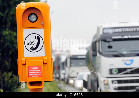 Am Straßenrand Notruftelefon vor dem Stau verursacht durch ein LKW-Unfall auf der Autobahn A8 in Richtung Stuttgart Stockfoto