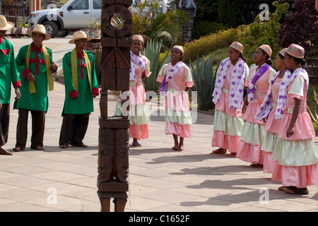 Männer und Frauen Sängern und Tänzern unterhaltsam touristischen Kunden auf dem Gelände eines Hotels. Antsirabe, Osten Zentralmadagaskar. Stockfoto