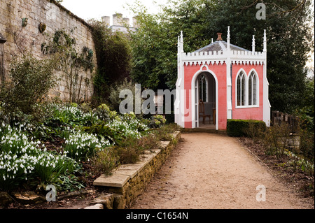 Die Eagle House und Schneeglöckchen, Painswick Rokoko-Garten, Gloucestershire, England, Vereinigtes Königreich Stockfoto