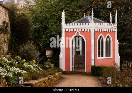 Die Eagle House und Schneeglöckchen, Painswick Rokoko-Garten, Gloucestershire, England, Vereinigtes Königreich Stockfoto