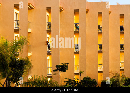 Abendlicht auf den Balkonen des Hotels Barceló Fuerteventura Caleta de Fuste, auf der Kanarischen Insel Fuerteventura Stockfoto