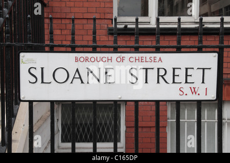 Eine veraltete Straßenschild für Sloane Street in der Londoner Stadtteil Kensington & Chelsea, London, UK.  Feb 2011. Stockfoto