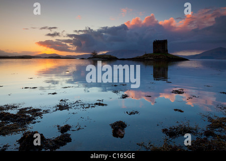 Silhouette bei Sonnenuntergang der schottischen Highlands Castle Stalker Loch Laich Loch Linnhe Port Appin Argyll, Schottland, UK, GB, EU, Europa Stockfoto