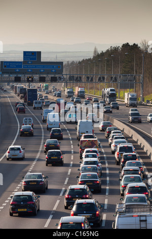 Geschäftiger Verkehr am montagmorgen auf dem neuen vierspurigen Abschnitt der Autobahn 4 M1 in der Nähe der Kreuzung 25 Nottingham England gb gb gb gb gb gb gb europa Stockfoto