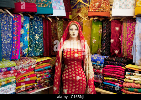 Sari Shop in Southall im Westen Londons, auch bekannt als "Little India" von einigen, ist eine Fläche, die fast vollständig von einer indischen Gemeinschaft besiedelt. Stockfoto