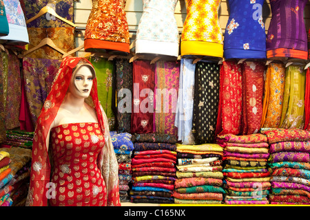 Sari Shop in Southall im Westen Londons, auch bekannt als "Little India" von einigen, ist eine Fläche, die fast vollständig von einer indischen Gemeinschaft besiedelt. Stockfoto