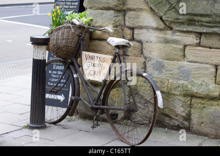 Ein altes Fahrrad Werbung im Gewölbe Garten Cafe in Oxford England Stockfoto