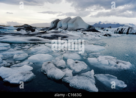 Eisberge und schwimmenden Blätter von Eis auf einem Gletschersee, Joekulsárlón am Fuße des Vatnajoekull, Island, Europa Stockfoto
