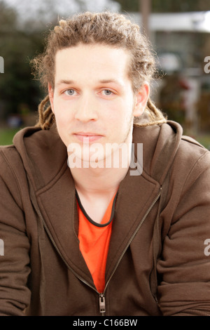 Ein Mann mit Rastafari Haare, Dreadlocks, Blick in die Kamera Stockfoto