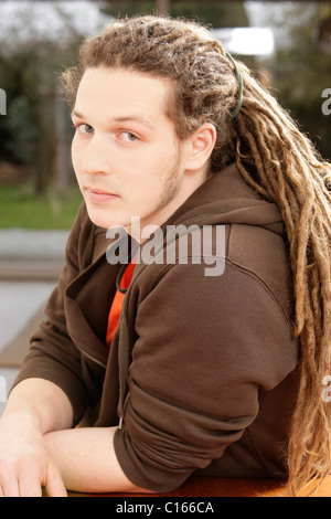 Ein Mann mit Rastafari Haare, Dreadlocks, Blick in die Kamera Stockfoto