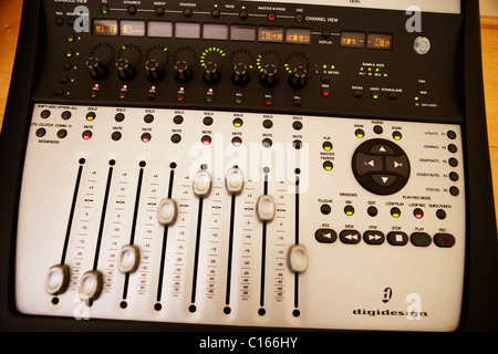 Film editing Suite und Mischpult verwendet in der Produktion von Filmen und Werbespots oder Anzeigen von Redakteuren und Regisseuren. Stockfoto