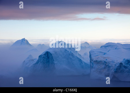 Eisberge im Nebel, Kangia Icefjord, Disko-Bucht, West-Grönland, Grönland Stockfoto