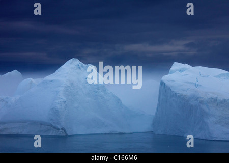 Eisberge im Nebel, Kangia Icefjord, Disko-Bucht, West-Grönland, Grönland Stockfoto