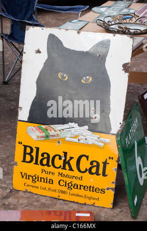 Eine alte Tabak-Zeichen auf einem Flohmarkt. Stockfoto