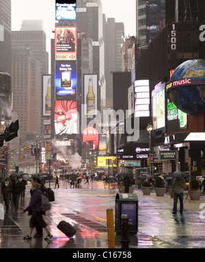 Rainy Day in New York City. 42nd Street 7th Ave., Times Square nachschlagen. Stockfoto