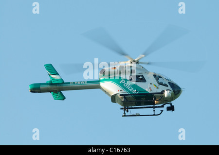 Polizei-Hubschrauber, Bell MD 900 Serie, auch bekannt als Bussard 807 im Einsatz nach einem Verkehrsunfall, Verkehr zu überwachen und zu Stockfoto