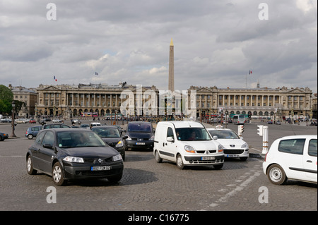 Stadtverkehr kommen aus einem Tunnel auf dem Quai De La Tuilleries, Stadtzentrum von Paris, Frankreich, Europa Stockfoto