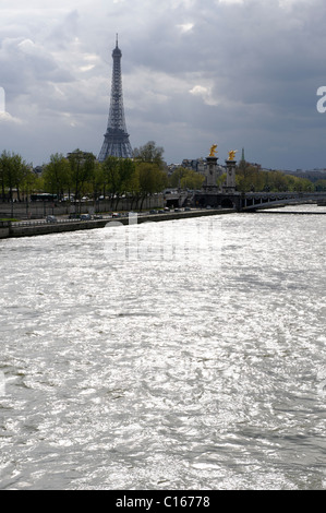 Eiffelturm in Gewitterstimmung am Seineufer, Paris, Stadtzentrum, Frankreich, Europa Stockfoto