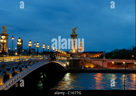 Pont Alexandre III. über das Seineufer mit Les Invalides Kirche, Napoleons Grab, Innenstadt, Paris, Frankreich, Europa Stockfoto