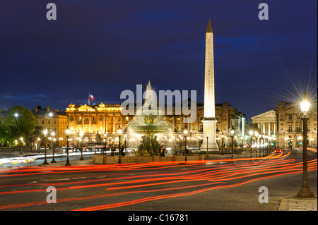 Stadtverkehr und Obelisk auf dem Place De La Concorde, Galerie Nationale du Jeu de Paume, Musee de l ' Orangerie, Paris, Frankreich Stockfoto