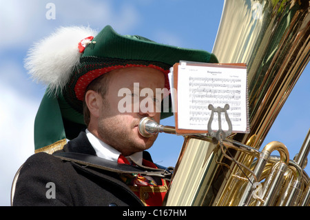 Trompeter in einem traditionellen Kostüm während einer traditionellen Prozession in das Dorf Santa Cristina in Val Gardena Stockfoto