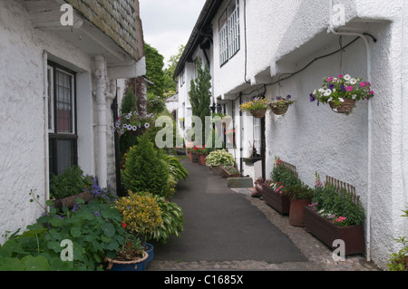 Kleine Straße in Hawkshead, Cumbria, UK. Der Lake District. Juni. Stockfoto